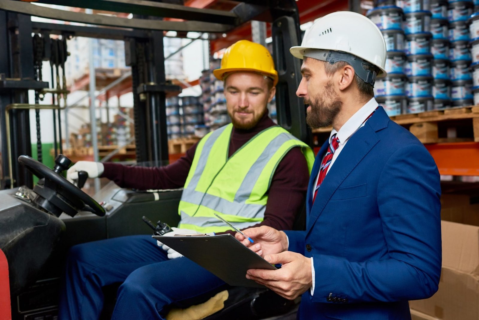 warehouse manager instructing mover e1607325221846